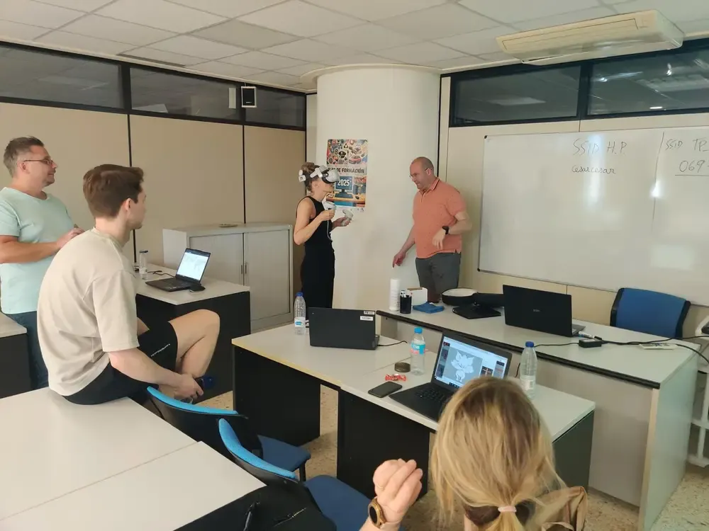 Lehrkräfte der Buvik Skole testen VR-Brillen während des Game-Based-Learning-Kurses in Alicante, Mai 2025